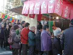 武蔵関の本立寺界隈で行われた『関のボロ市』の焼き団子