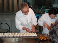 武蔵関の本立寺界隈で行われた『関のボロ市』の焼きだんご